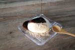 Mochi au lait avec sauce au sucre noir et petite cuillère en bois