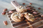 Cookies aux noix de pécan sur plateau en bois