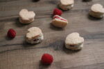 biscuits en forme de coeur avec framboises