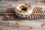 Paris Brest sur un plateau en bois avec des noisettes caramélisées